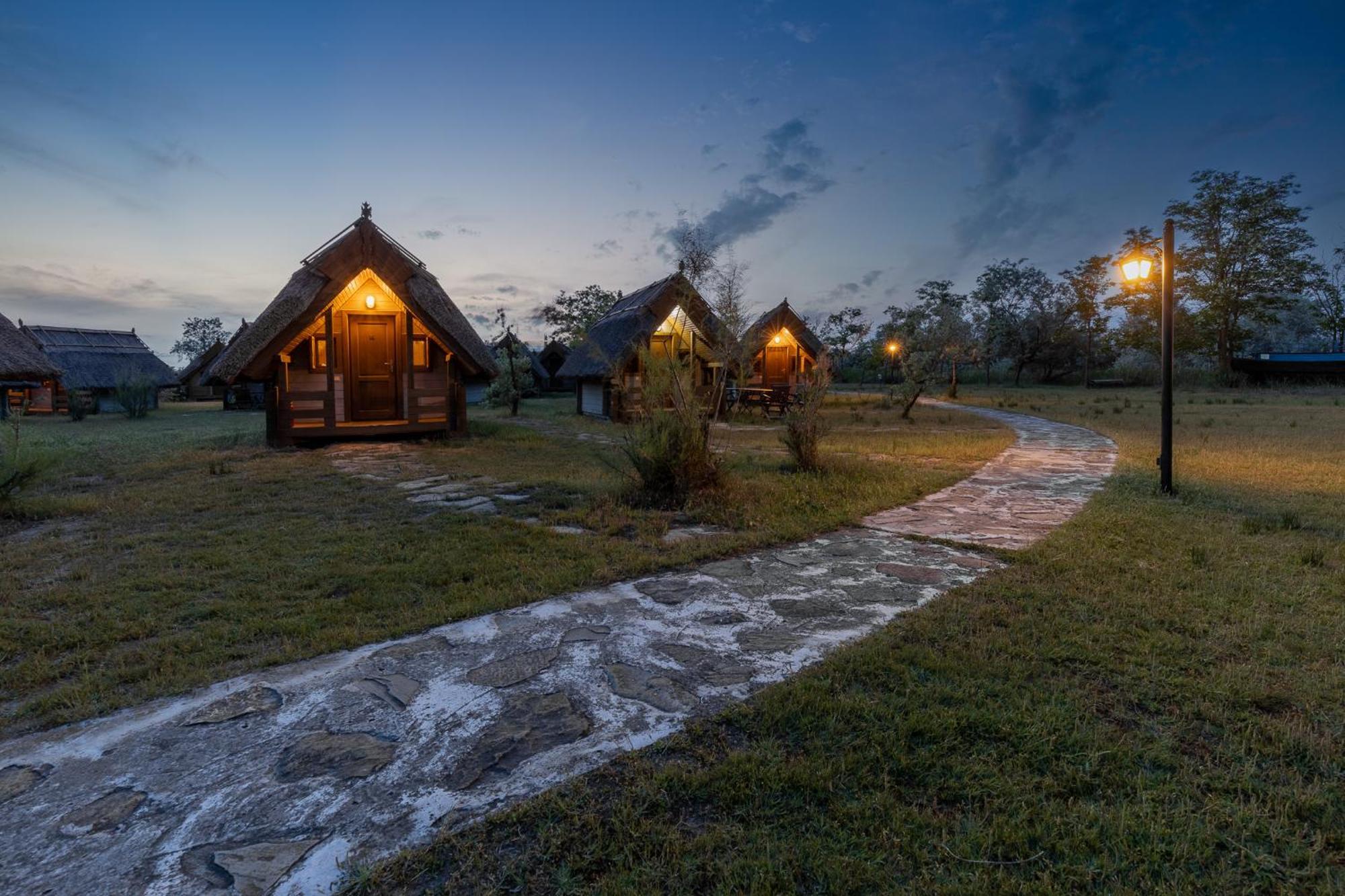 Dolphin Camping Hotell Sfântu Gheorghe Eksteriør bilde