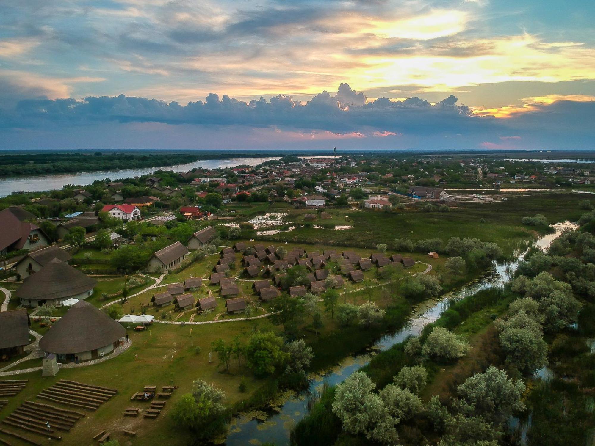 Dolphin Camping Hotell Sfântu Gheorghe Eksteriør bilde