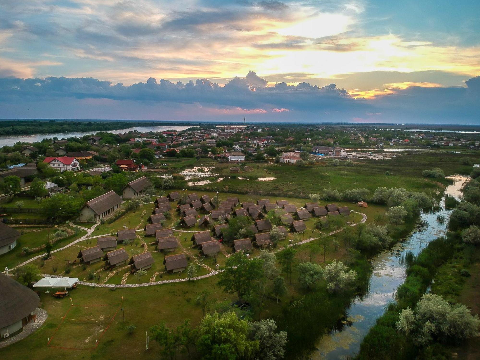 Dolphin Camping Hotell Sfântu Gheorghe Eksteriør bilde